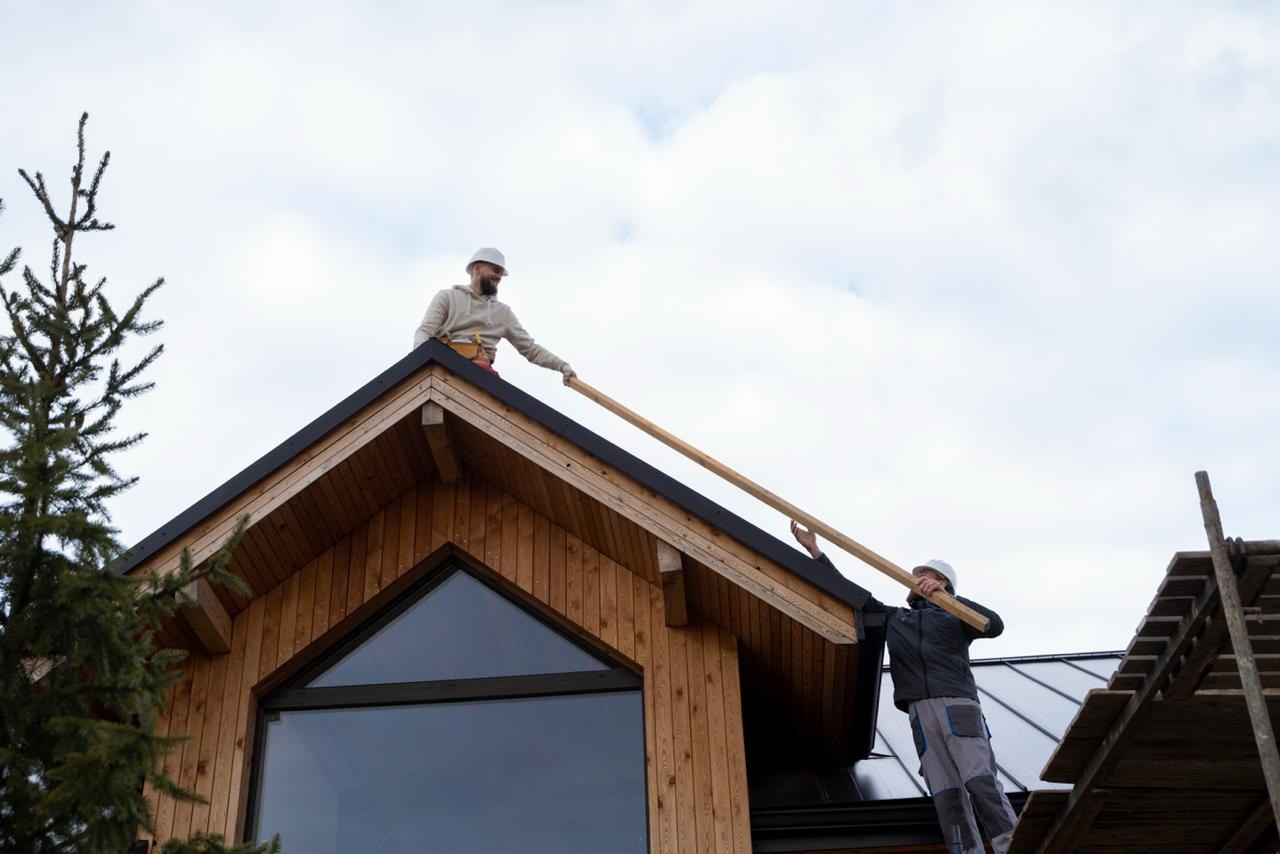 Artisans couvreurs au travail sur une toiture à Melun, Toiture Seine & Forêt